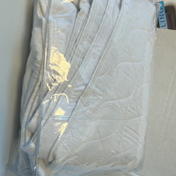 NWOT Linenspa 44" x 52" Skid Resistant Waterproof Mattress Protector pad - Picture 3 of 3